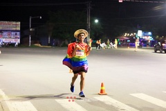 Chàng trai giới tính thứ ba khoác áo lục sắc chạy bộ vì cộng đồng LGBT