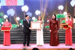 Nguyễn Thị Oanh nhận bằng khen tại Hội nghị biểu dương, tôn vinh điển hình tiên tiến toàn quốc 2023