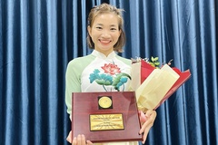Ứng viên Nữ VĐV của năm Nguyễn Thị Oanh nhận giải thưởng khác trước Cúp Chiến Thắng 2023