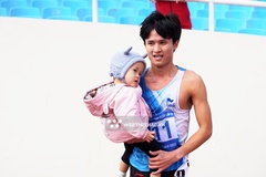 Ông bố trẻ 2000 ôm chầm con gái nhỏ sau khi phá kỷ lục điền kinh Đại hội Thể thao toàn quốc