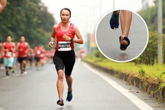 “Nữ hoàng chân đất” chạy marathon dưới 3 giờ với đôi tất rách nát, thủng ngón