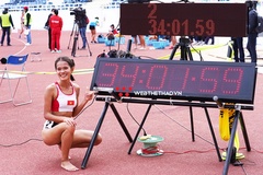 HCĐ marathon SEA Games 30 Hồng Lệ phá kỷ lục chạy 10.000m quốc gia của Nguyễn Thị Oanh