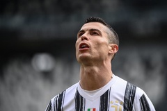 Ronaldo cáu kỉnh và rời xa đồng đội ở Juventus