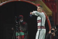 Ronaldo ném băng đội trưởng bị chỉ trích “không thể chấp nhận”