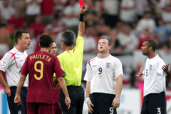 Sir Alex tiết lộ về cái nháy mắt của Ronaldo khi Rooney nhận thẻ đỏ