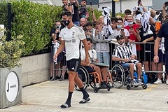 Hình ảnh Ronaldo trở lại Juventus và chụp ảnh với CĐV
