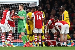 Ngôi sao Arsenal chấn thương sau cú đá kiểu MMA của Palace