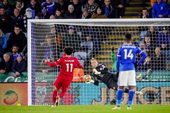 Salah bị cầu thủ Leicester gây áp lực khi sút phạt đền?