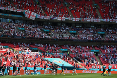 CĐV rơi từ khán đài sân Wembley trong trận Anh vs Croatia