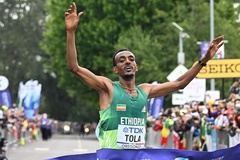 VĐV marathon Ethiopia phá sâu kỷ lục giải điền kinh thế giới hơn một phút