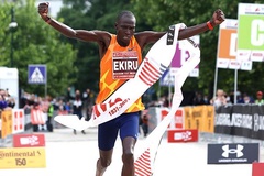 Đồng hương Eliud Kipchoge lập thông số chạy marathon nhanh nhất thế giới năm 2021