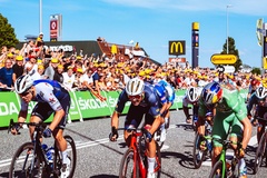 Cua-rơ Hà Lan giành chiến thắng ý nghĩa ở chặng 2 giải xe đạp Tour de France 2022