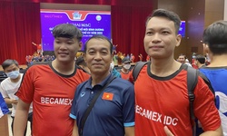 HLV U19 Việt Nam bị vây kín khi xuất hiện tại giải bóng đá phủi có hơn 100 đội tham dự