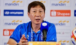 HLV Kim Sang Sik lý giải “chiêu” rải chai nước cản U23 Indonesia ném biên