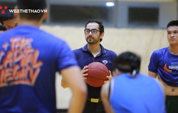 HLV Eric Weissling lần đầu xuất hiện trong buổi tập của Hanoi Buffaloes