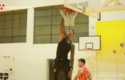 Mike Bell xuất hiện trong buổi tập của Hanoi Buffaloes