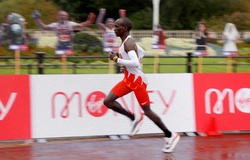 “Vua marathon” Eliud Kipchoge bị hạ bệ tại London Marathon 2020