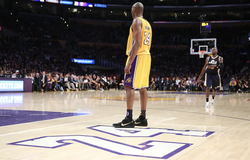 Tấm gỗ kỷ vật của Kobe tại Staples Center được bán với mức giá không tưởng