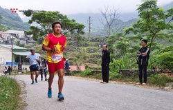 Ông Hải “vỉa hè” nỗ lực hoàn thành đường chạy marathon ở Hà Giang