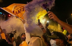 Bất chấp COVID-19, CĐV Lakers đổ ra đường hô vang tên Kobe Bryant