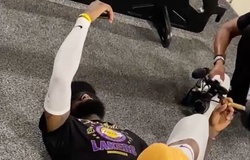 Trốn khỏi lễ ăn mừng, LeBron dành cuộc FaceTime đầu tiên cho "người đặc biệt nhất"