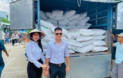 Công Vinh - Thủy Tiên làm từ thiện giúp đồng bào lũ lụt miền Trung