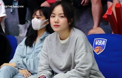 Cổ động viên đặc biệt Phương Ly gây sốt khi xuất hiện trên hàng ghế VBA