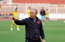 HLV Park Hang Seo thực hiện nghĩa cử đẹp với người dân miền Trung