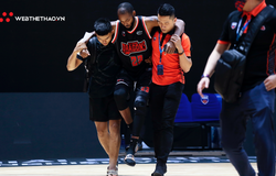 Dính chấn thương nặng, Darrell Miller phải nhờ đồng đội bế rời khỏi VBA Arena
