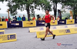 Chàng trai “đi bộ dẻo như bún” gần 10km, hoàn thành marathon dưới 4 giờ