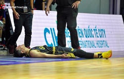 Dư Minh An ôm mặt đau đớn, không thể thi đấu tiếp game 1 Playoffs