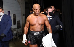 Mike Tyson bị fan hâm mộ tấn công sau trận đấu Roy Jones