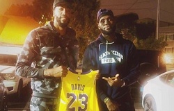 LeBron James nhường áo 23 cho Anthony Davis để quay về với con số cũ
