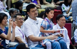 Yao Ming lo lắng cho con gái 10 tuổi vì quá cao!