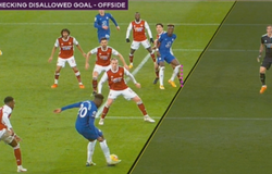 Tiền đạo Chelsea suýt mất bàn thắng bằng ngực vì việt vị đầu gối