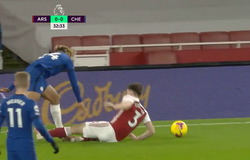 Arsenal mở tỷ số trước Chelsea với quả phạt đền gây tranh cãi