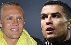 Sao Ngoại hạng Anh vào phòng thay đồ MU xin áo đấu của Ronaldo