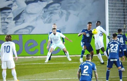 Real Madrid tránh được phạt đền gây tranh cãi