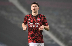 Hậu vệ Arsenal gây sốt với màn khởi động trước khi lập siêu phẩm