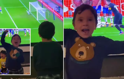 Con trai Messi ăn mừng siêu phẩm của cha 