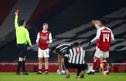 VAR giúp người hùng Arsenal thoát thẻ đỏ sau pha bóng rợn người