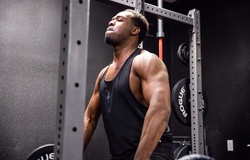 Jon Jones khoe thân hình đồ sộ, chính thức đạt mức 113kg