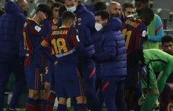 CĐV Barca phấn khích khi Messi làm thay vai trò của HLV Koeman