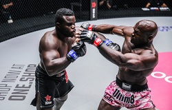 "Người khổng lồ Châu Phi" Oumar Kane hủy diệt "Báo đen" Alain Ngalani ngày ra mắt ONE Championship
