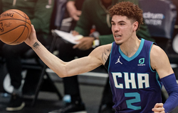Nhận muối từ tay anh trai, LaMelo Ball sát thêm vào vết thương của Antetokounmpo