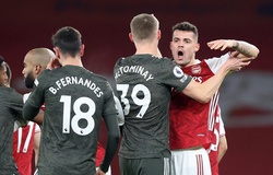 Fernandes thoát nhận thẻ dù phạm lỗi thô thiển trước Arsenal