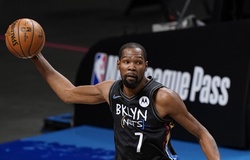 Nhọ như Kevin Durant: Ngay giữa trận đấu bị "bế" đi cách ly COVID lần 3