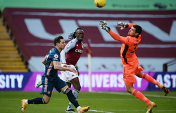 Hậu vệ mắc sai lầm khiến thủ môn Arsenal có màn ra mắt thảm họa