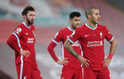 Liverpool bảo vệ chức vô địch tệ hơn MU và Chelsea