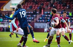 Arsenal mất phạt đền khi VAR vào cuộc không đúng lúc